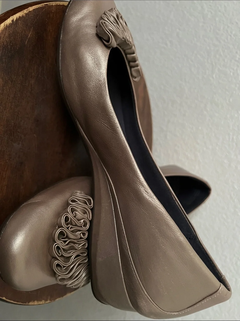 Umberto Raffini Ruffle-Trim Ballet Flats - Taupe